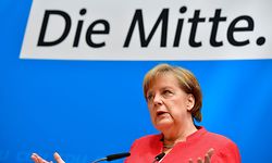 Les partisans du bloc conservateur de la chancelière Angela Merkel sont prêts le 18 juin 2018 à donner au leader allemand un ultimatum pour durcir les règles d'asile ou risquer de plonger le pays dans une crise politique.