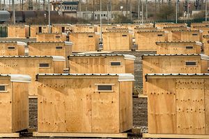 A picture taken on February 28, 2016 shows a hut camp set by "Medecins du Monde" (Doctors of the World) in Grande-Synthe, near Dunkerque, to shelter around 2000 Kurds, Iraqian and Syrian migrants and refugees from the "Jungle" migrant camp near the port of Calais. Further chaos loomed as a French court approved the partial evacuation of the "Jungle" migrant camp near the port of Calais on the coast, a move that Belgium fears will send Britain-bound migrants coming its way. / AFP / PHILIPPE HUGUEN