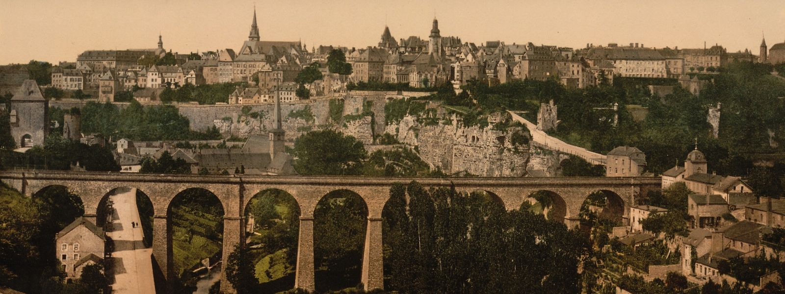 Le profil de Luxembourg-Ville vers 1890, moins de dix ans après la fin de la destruction de la forteresse.