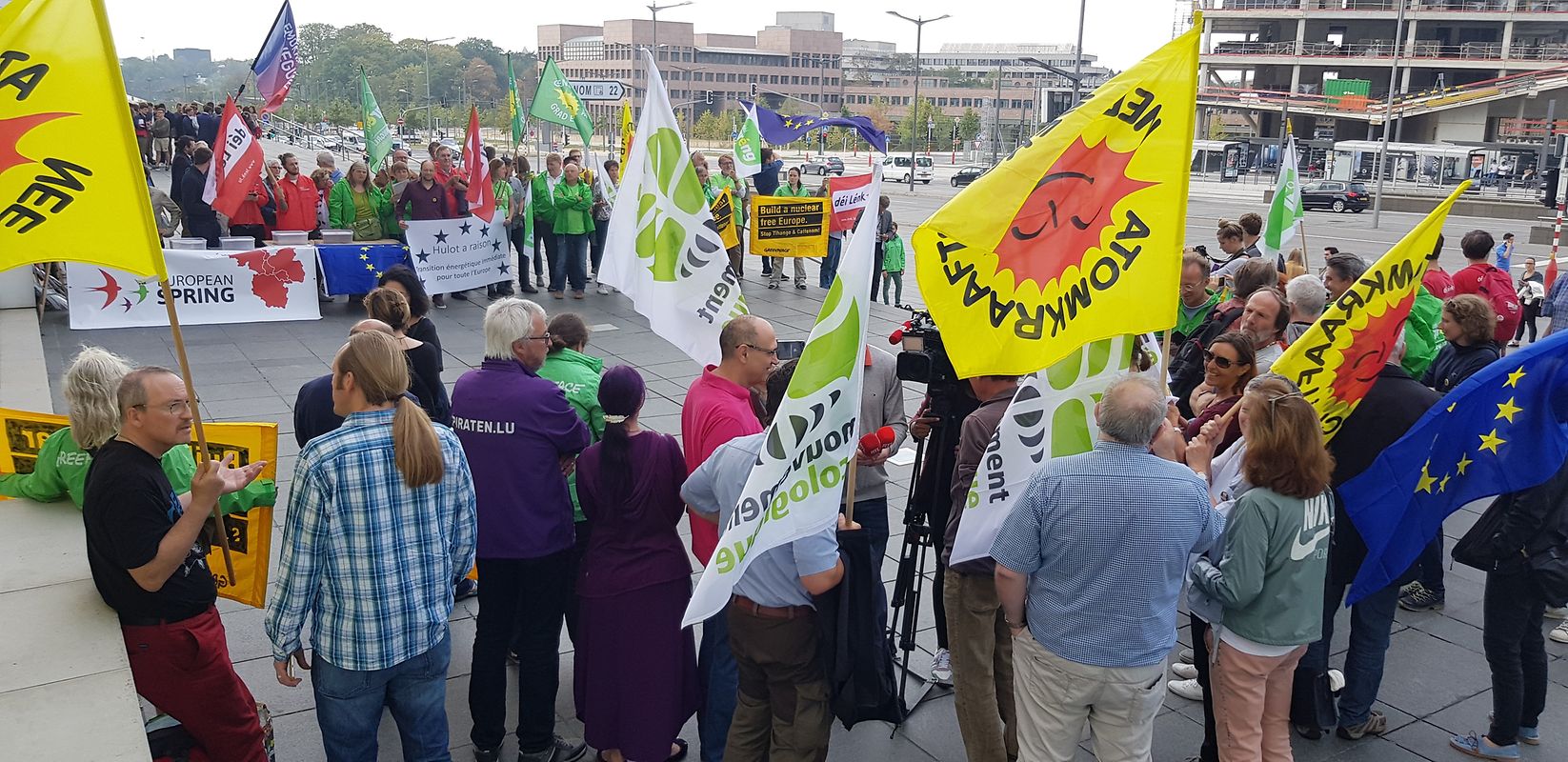 Auf der Place de l'Europe hatten sich Atomkraftgegner eingefunden, um beim französischen Präsidenten die Schließung des Kernkraftwerks in Cattenom einzufordern.