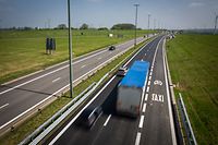 Les Belges ont fait le choix de dédier la file de droite au covoiturage, les Luxembourgeois voudraient le faire côté gauche... 