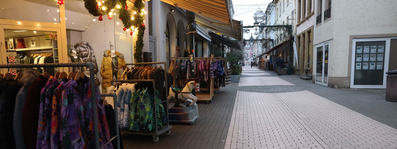 Am Nikolaustag ist die Rue de la Gare zum größten Teil menschenleer. Doch auch an den anderen Tagen herrscht immer weniger Betrieb, wie Einzelhändler zugeben. 