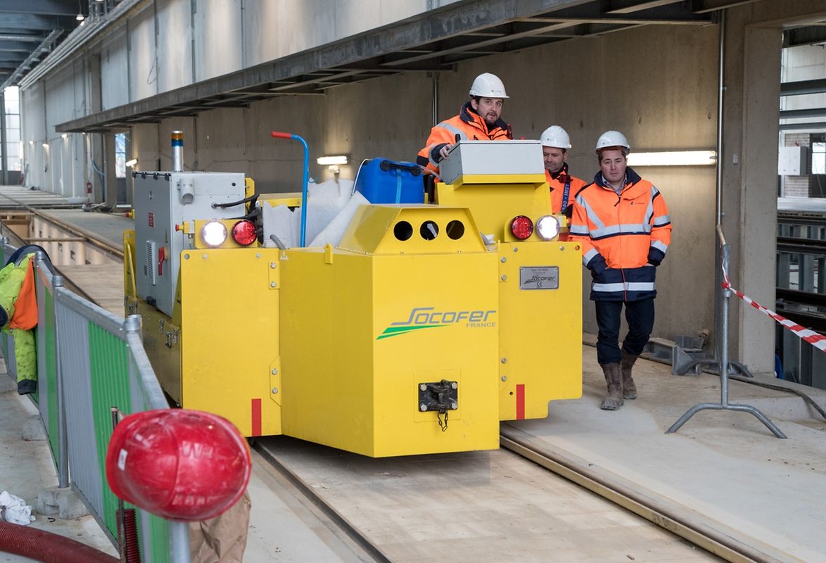 Mithilfe einer Seilwinde wurde das Gefährt auf die Gleise gezogen.