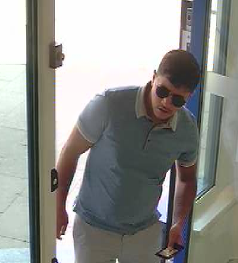 Die Polizei sucht diese Männer.