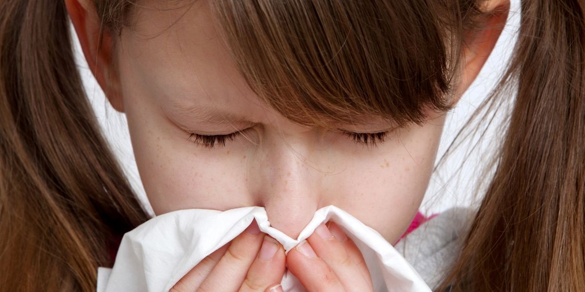 Eine laufende Nase kann sowohl an einer Erkältung als auch an einer Allergie liegen. Gewissheit über die Ursache bringt aber nur der Besuch beim Arzt.