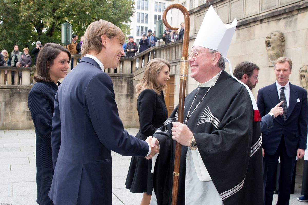 Erzbischof Jean-Claude Hollerich empfing die Mitglieder der großherzoglichen Familie vor der Krypta der Kathedrale.