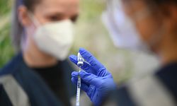 ARCHIV - 30.12.2020, Baden-Württemberg, Straßberg: Eine Medizinstudent vom Zentralen Impfzentrum in Tübingen zieht eine Spritze mit dem Impfstoff von Pfizer-BioNTech auf. (zu dpa: «Baden-Württemberg ändert wegen Lieferengpässen seine Impfstrategie») Foto: Felix Kästle/dpa +++ dpa-Bildfunk +++