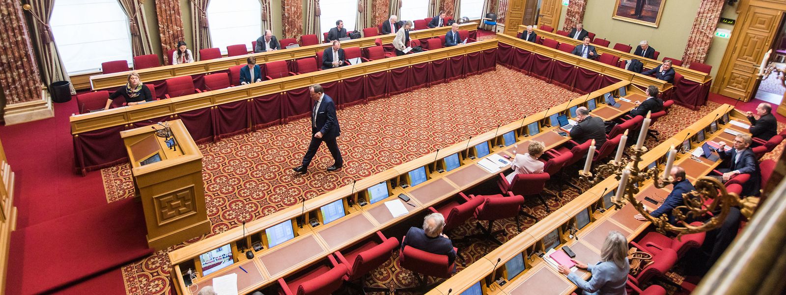 Im Parlament blieben die Abgeordneten auf Distanz und waren sich dennoch einig: Das Notstandsgesetz wurde mit 56 Stimmen angenommen. 