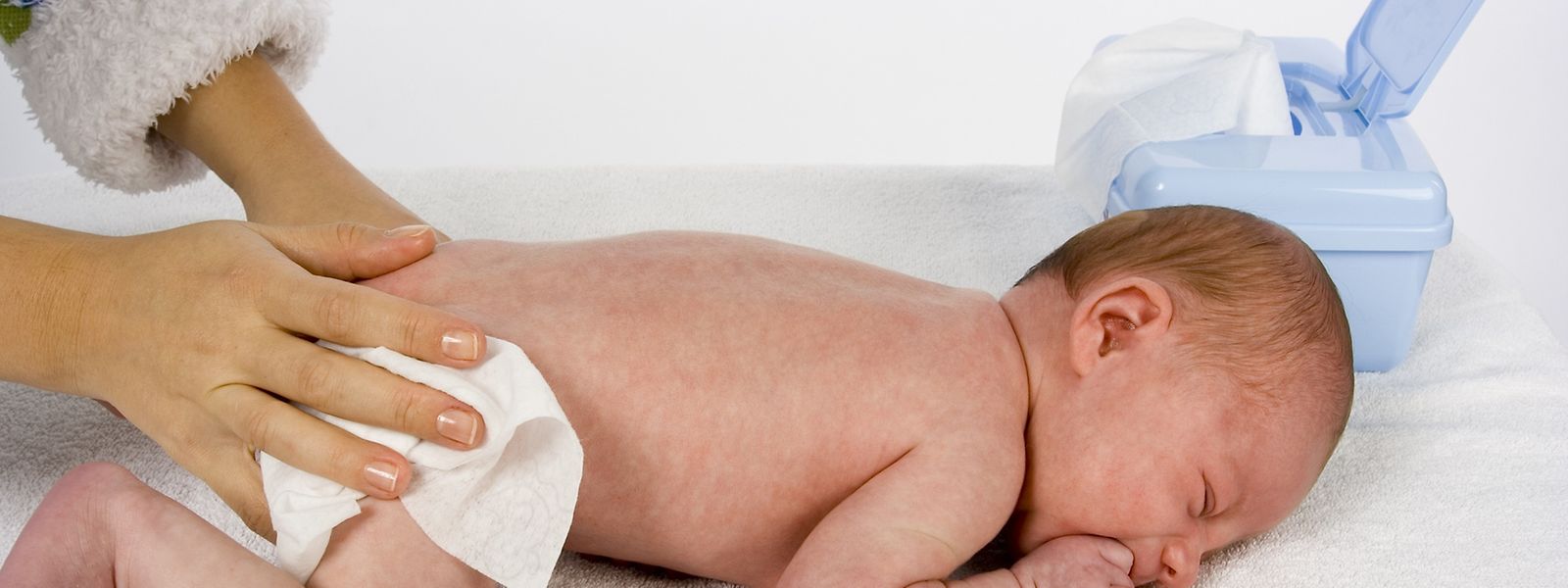 Les cosmétiques pour bébés contiendraient encore trop de substances chimiques potentiellement dangereuses ou allergènes.