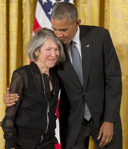 Der damalige US-Präsident Barack Obama überreichte Louise Glück im September 2016 die National Humanities Medal.