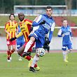 42 Fussball Viertelfinale der Coupe de Luxrmbourg zwischen dem CS FOLA Esch und dem F91 Dudelingen am 04.04.2015 Julien KLEIN (28 Fola) vor Jerry PREMPEH (26 F91)