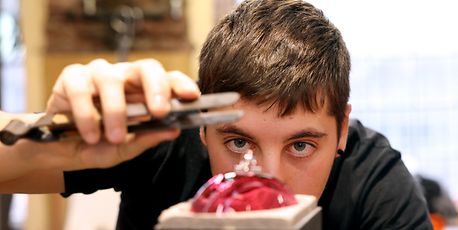 The Moselle workshop producing glass Christmas baubles - Vimarsana News