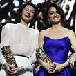 French actress Jeanne Balibar (L) with her Best Actress award and Spanish actress Penelope Cruz with her Honour award pose after the 43rd edition of the Cesar Awards ceremony at the Salle Pleyel in Paris on March 2, 2018.  / AFP PHOTO / Philippe LOPEZ