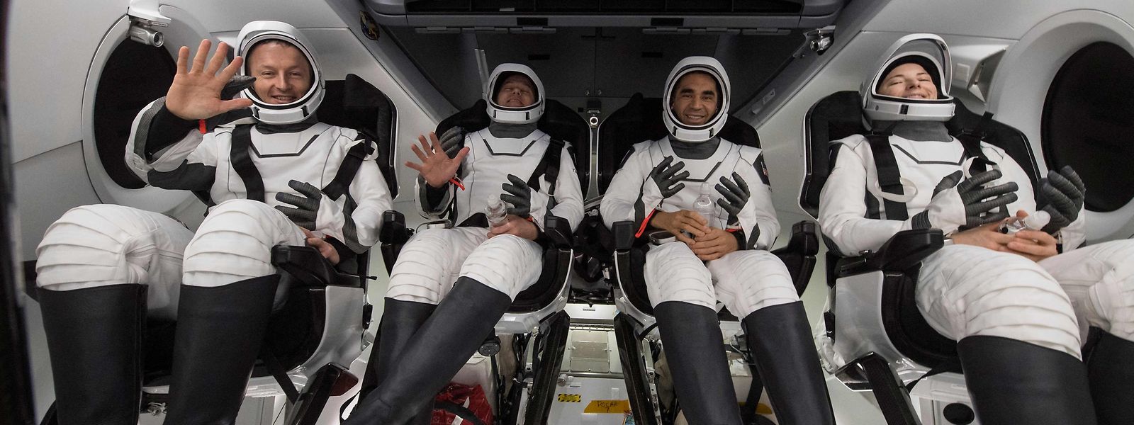 Die Astronauten Matthias Maurer, Tom Marshburn, Raja Chari, und Kayla Barron (vlnr) an Bord der SpaceX-Kapsel