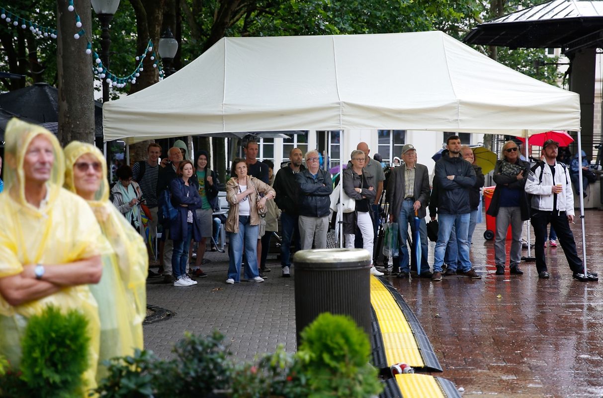 Auf der Place d'Armes verfolgen die Fans das Viertelfinale beim Public Viewing.