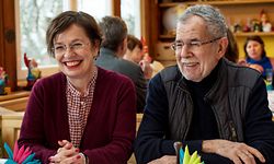 ARCHIV - 12.01.2019, Österreich, Wien: Alexander Van der Bellen, Bundespräsident von Österreich, und seine Frau Doris Schmidauer lachen bei einem Restaurantbesuch.    (zu dpa "Österreichs Bundespräsident nach Corona-Sperrstunde in Wien erwischt") Foto: Amélie Chapalain/APA/dpa +++ dpa-Bildfunk +++