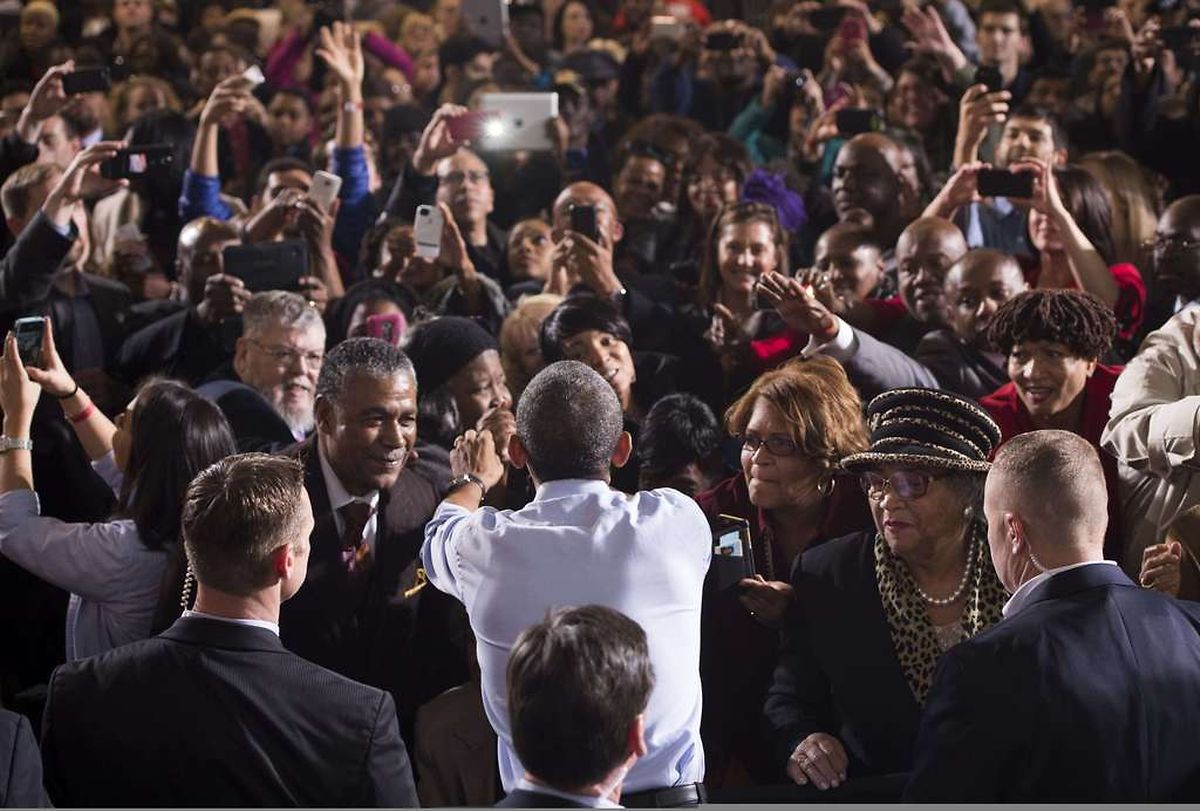 Im Wahlkampf:  US-Präsident Barack Obama schüttelt Hände von Unterstützern nach einer Rede im Rahmen der Wahlkampagne in Detroit, Michigan.