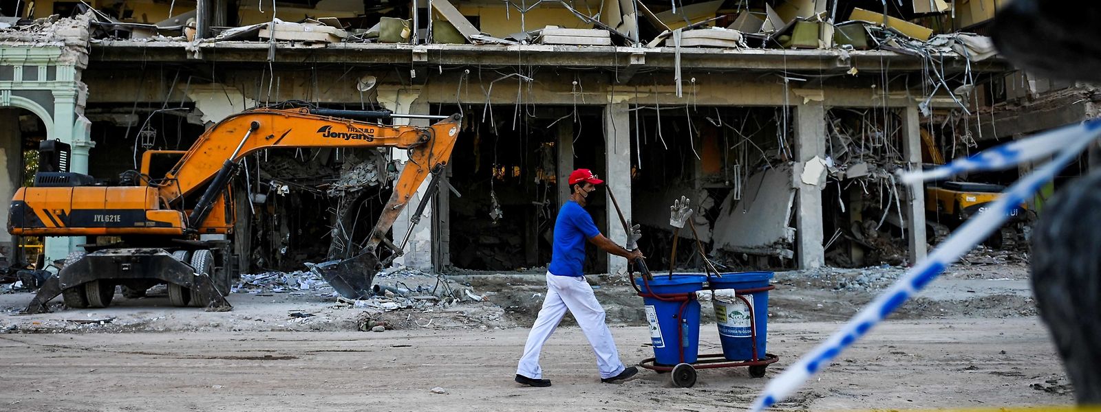 Um varredor de rua junto aos destroços do Hotel Saratoga, em Havana, a 9 de maio, três dias depois da explosão que terá sido causada por uma fuga de gás. 