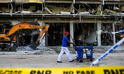 Um varredor de rua junto aos destroços do Hotel Saratoga, em Havana, a 9 de maio, três dias depois da explosão que terá sido causada por uma fuga de gás. 