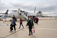 Rund 160 rumänische Erntehelfer steigen am Flughafen Hahn aus einer Maschine.