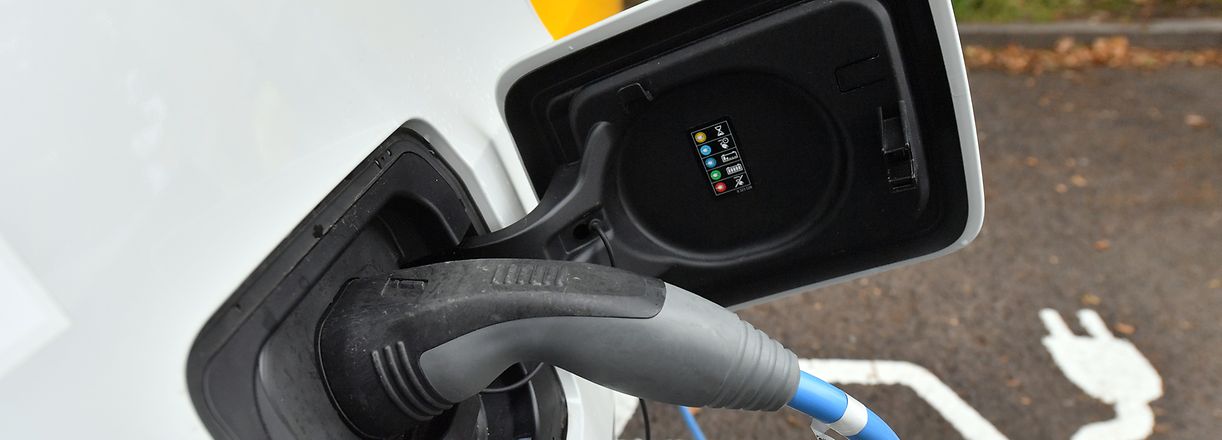 ARCHIV - 12.08.2016, Sachsen, Leipzig: Ein Elektroauto steht an einer Elektroladestation. (zu dpa "In Kiel wird das Stromnetz der Zukunft für E-Mobilität entwickelt") Foto: Hendrik Schmidt/ZB/dpa +++ dpa-Bildfunk +++