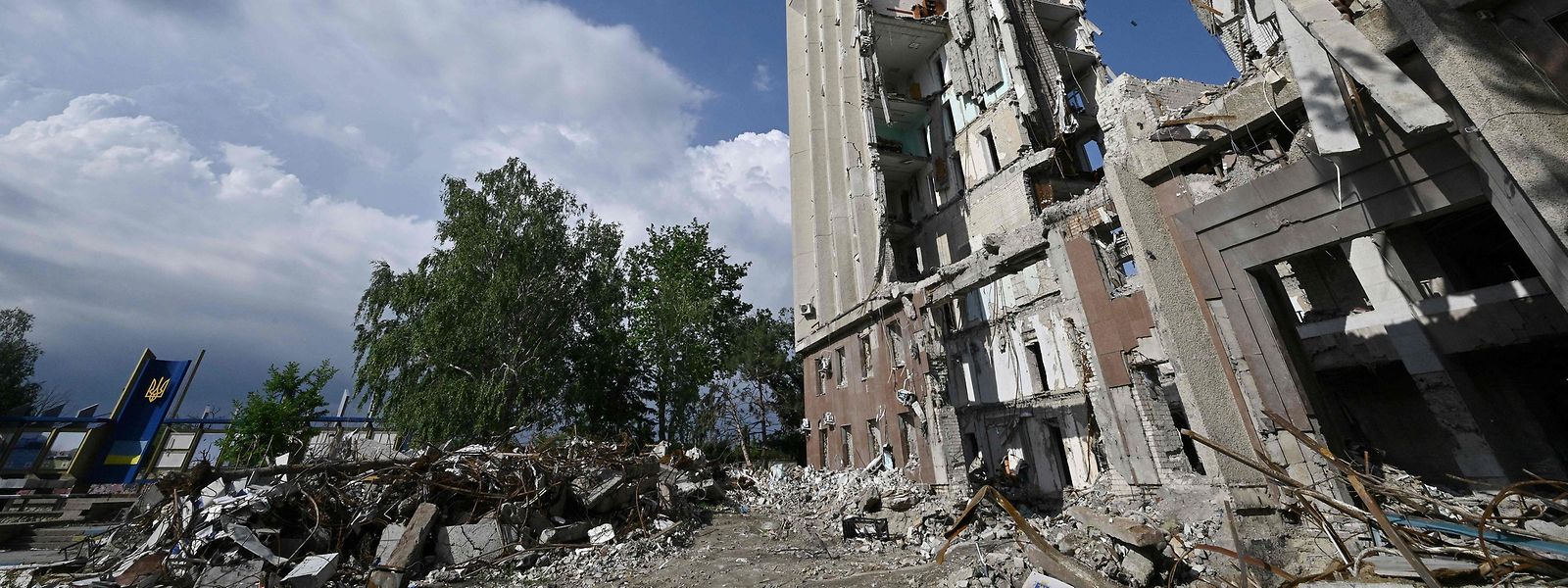 Ein von einem russischen Raketeneinschlag völlig zerstörtes Regeirungsgebäude in Mykolaiv.