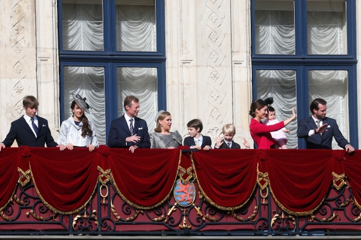 Die großherzogliche Familie auf dem mit Samt geschmückten Balkon des Palais.