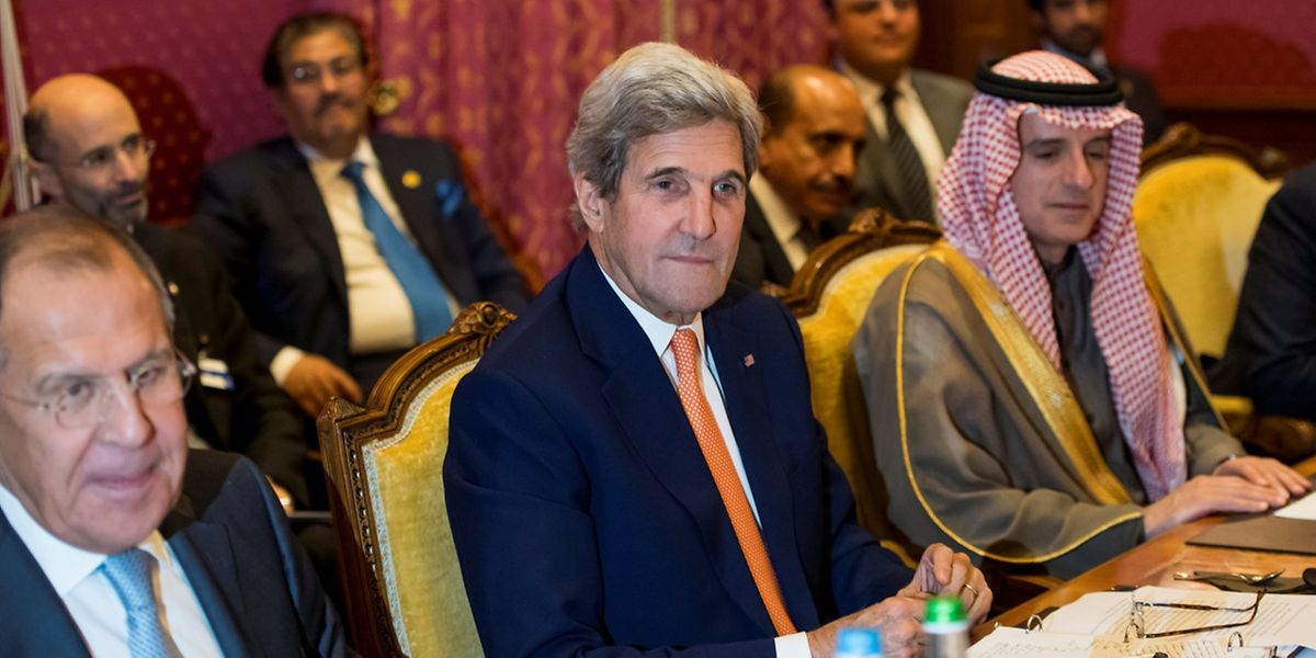  Russlands Außenminister Sergej Lawrow (r.)  und der "U.S. Secretary of State", John Kerry (M.),  setzten sich  in Lausanne an den Verhandlungstisch