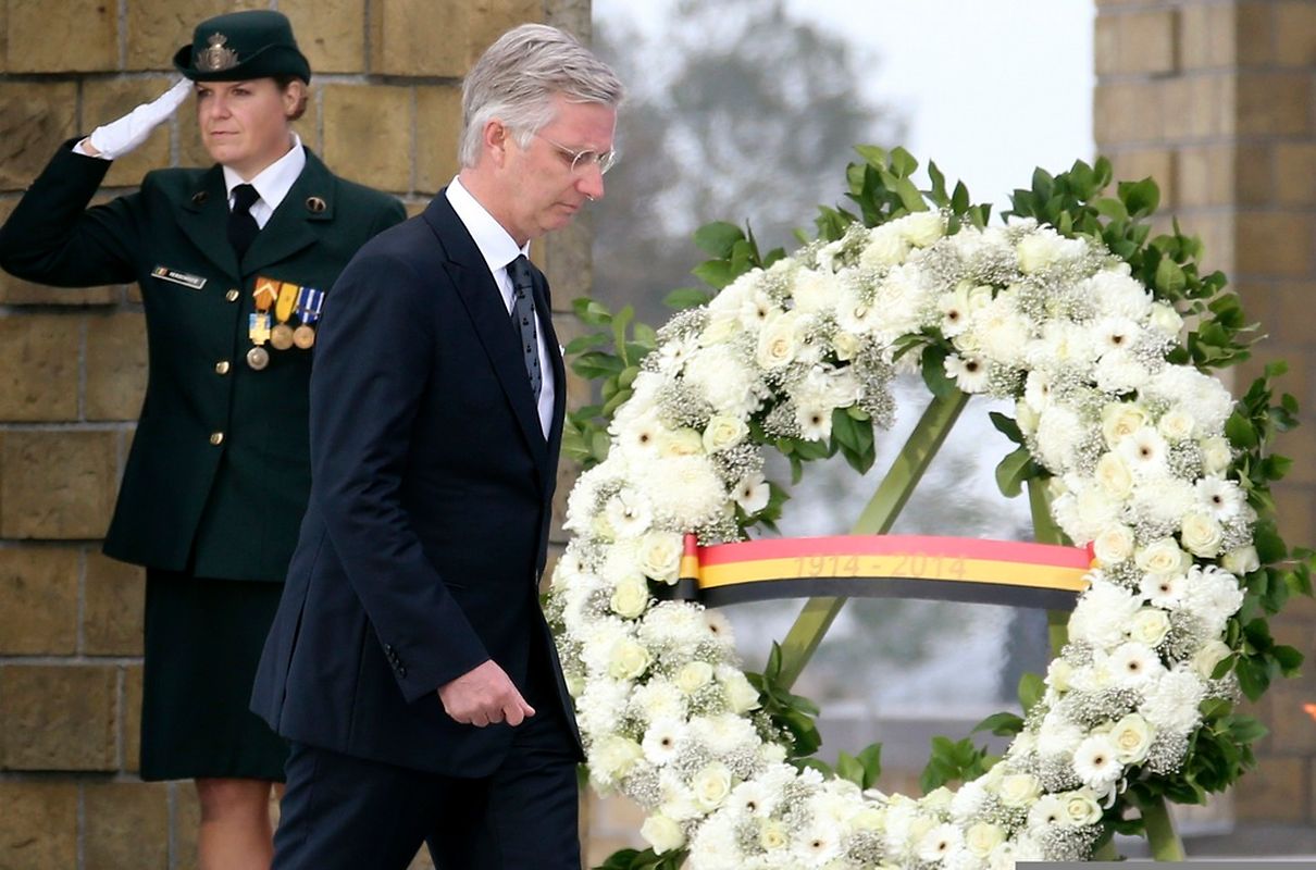 König Philippe legte Blumen nieder.