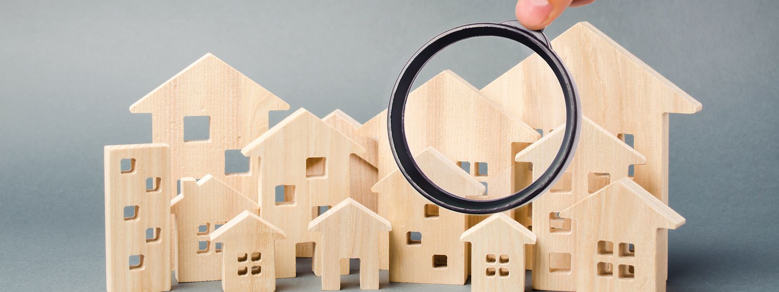 Há mais casas à venda e menos compradores no país, devido à subida das taxas de juro e dificuldades em obter crédito imobiliário.