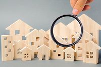 Há mais casas à venda e menos compradores no país, devido à subida das taxas de juro e dificuldades em obter crédito imobiliário.