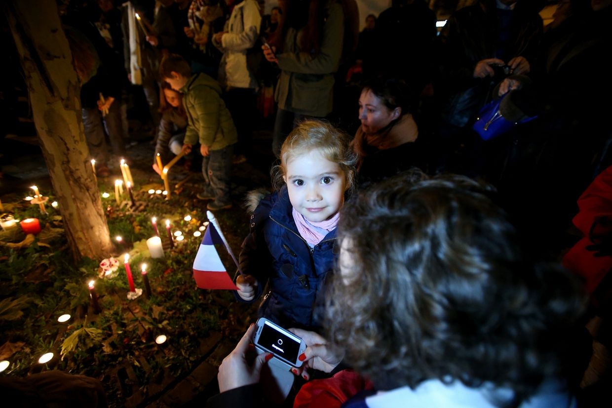 Gedenken an die Opfer der Attentate von Paris auf der Place de Paris in Luxemburg (15. November 2015).