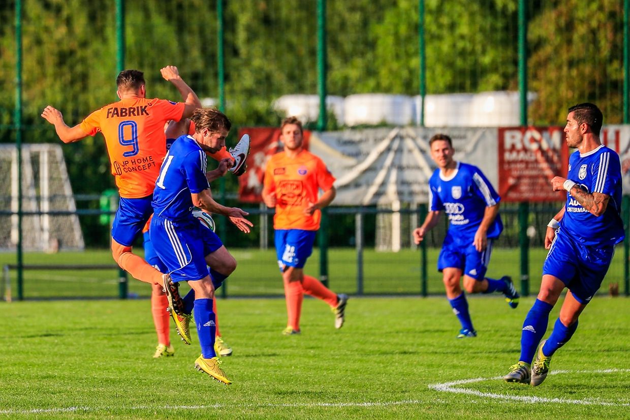 Lintgen - Lorentzweiler 4-1 - Johnny Pintar (9) au duel avec Ben Zeches. Le Minerva Lintgen a remporté ce duel au sommet 4-1.
