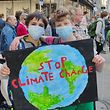 Jules und Max, beide zwölf Jahre alt und Schüler einer Seventh: „Wir protestieren gegen den Klimawandel.“