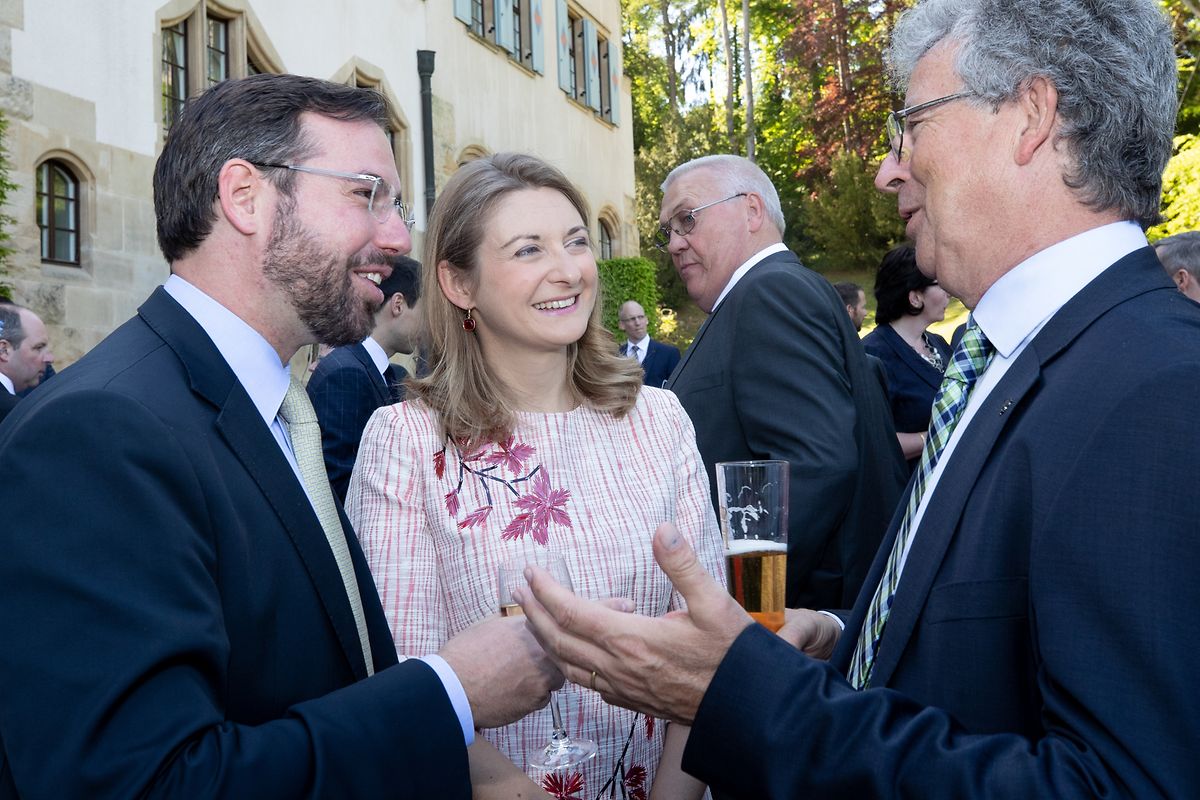 Das erbgroßherzogliche Paar im Gespräch mit dem Bürgermeister von Clerf, Emile Eicher.