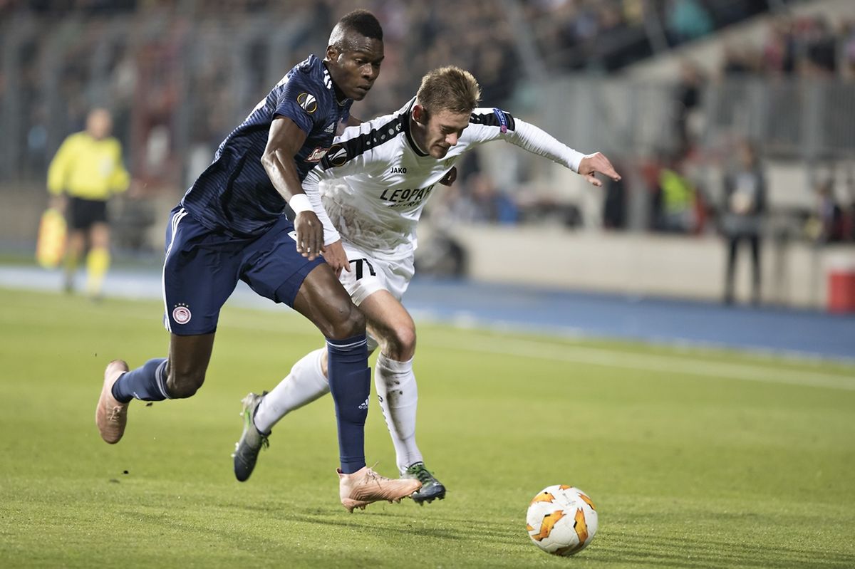 David Turpel tente d'échapper à Pape Abou Cisse. L'attaquant n'est jamais parvenu à se défaire du marquage des défenseurs de l'Olympiakos.