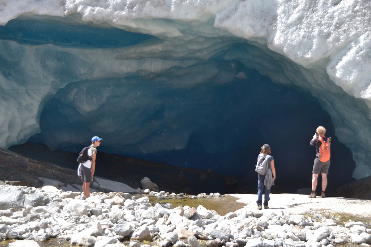 Auf Tuchfühlung mit dem Gletscher: Durch die blaue Höhle verschwindet der Gebirgsbach im Eis. 