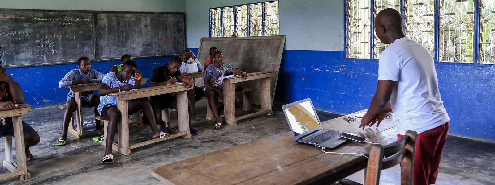 Diese Jugendlichen im kamerunischen Douala gehören zu den Glücklichen, die unterrichtet werden. Aufgrund der anhaltenden Kämpfe bleiben 80 Prozent der Schulpflichtigen dem Unterricht fern.