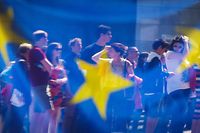 ARCHIV - 17.05.2014, Belgien, Brüssel: Menschen spiegeln sich in einem Fenster mit einer europäischen Flagge im Europäischen Parlament. (Illustration zu dpa "EU-Einreisebeschränkungen sollen für viele Länder bestehen bleiben") Foto: Olivier Hoslet/EPA/dpa +++ dpa-Bildfunk +++