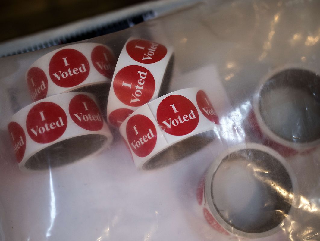 Wählen ist in den USA mit höhreren bürokratischen und logistischen Hürden verbunden als hierzulande. Der Sticker "I voted", den Wählerinnen und Wähler nach der Stimmabgabe erhalten, wird daher mit Stolz getragen. 