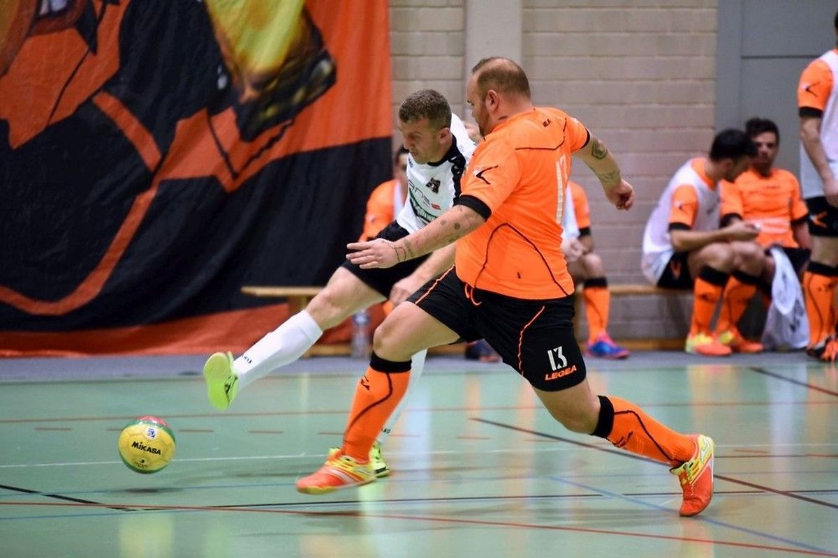 Carlos Cruz Coimbra (Amicale Clervaux, en orange) tente de contrer la frappe de Nihad Tutic (Wilwerwiltz)