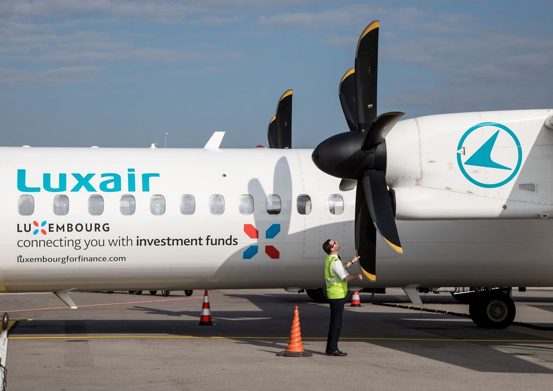 "In der Luftfahrt wird alles dreifach und vierfach kontrolliert", erklärt Joe Schneider, Corporate Communications Manager bei Luxair Group. Hier überprüft der Co-Pilot gerade die Propeller seiner Maschine. 