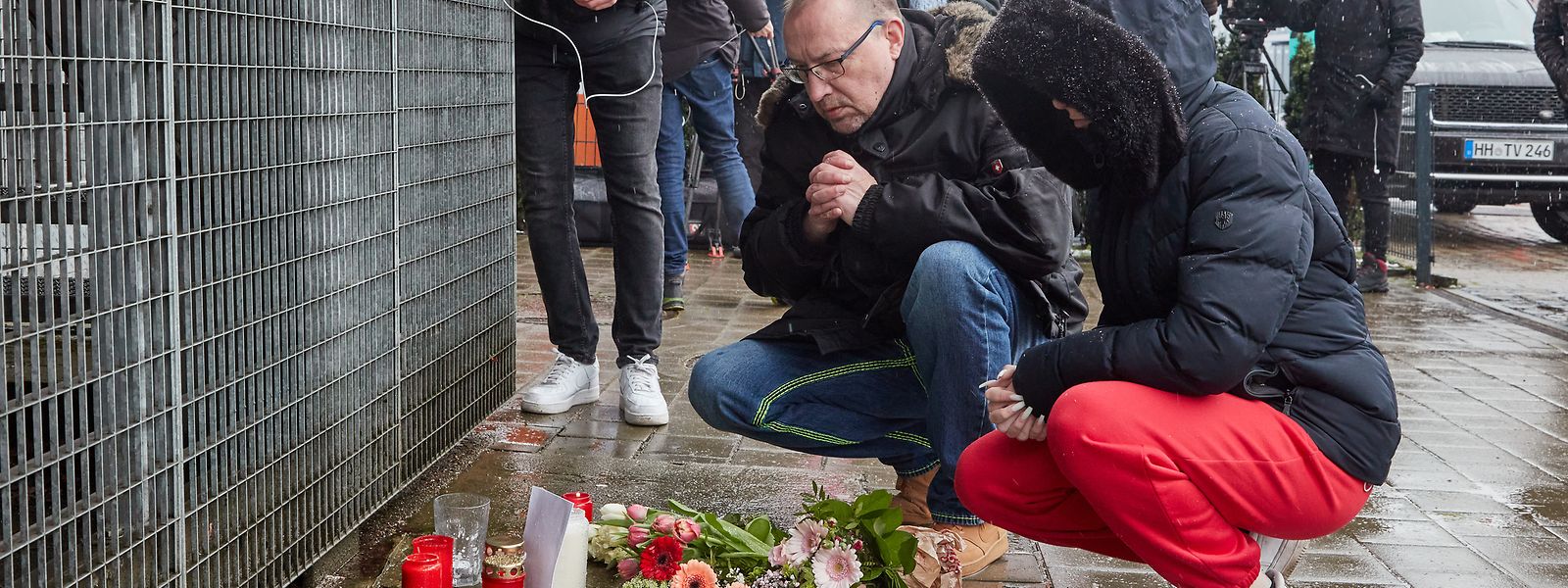 Ein Mann betet vor dem Gebäude der Zeugen Jehovas im Hamburger Stadtteil Alsterdorf. Bei einem Amoklauf während einer Veranstaltung der Zeugen Jehovas sind am Donnerstagabend mehrere Menschen getötet und einige Personen verletzt worden.