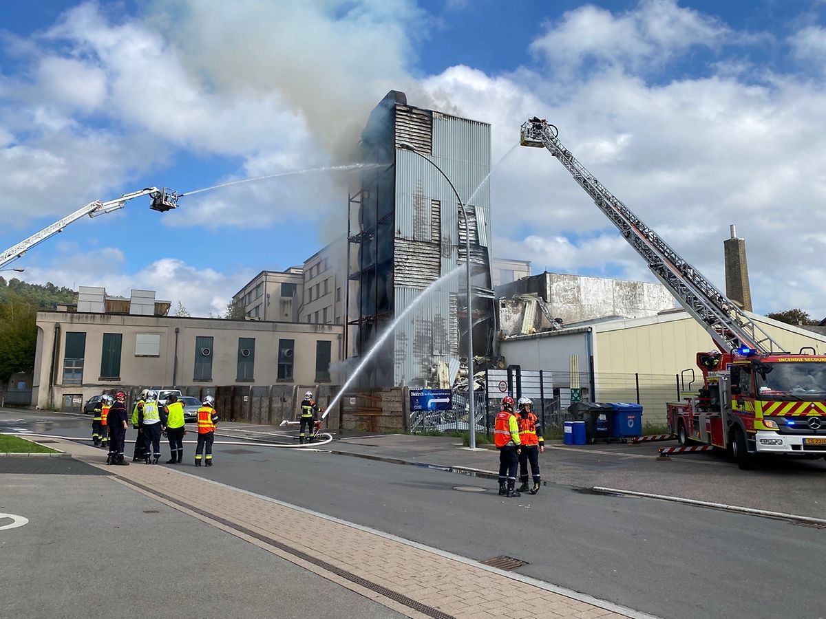 CGDIS teams tackling a fire at the old brewery in Diekirch in 2022