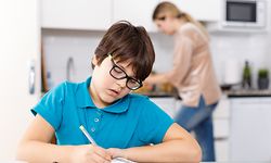 Kinder und Jugendliche müssen noch länger von zu Hause aus lernen. Ihre Eltern sollen sie zumindest bis zu den Osterferien betreuen können.