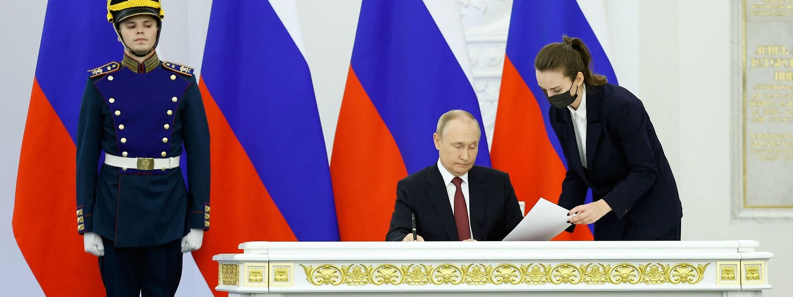 Wladimir Putin unterzeichnet die Dokumente zur Annexion der Regionen Donezk, Luhansk, Cherson und Saporischschja.