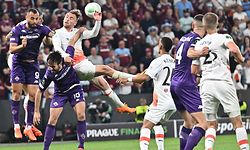 West Ham United's English striker Jarrod Bowen (3rd L) and Fiorentina's Italian defender Luca Ranieri (2nd L) vie for the ball during the UEFA Europa Conference League final football match between ACF Fiorentina and West Ham United FC in Prague, Czech Republic on June 7, 2023. (Photo by Joe Klamar / AFP)