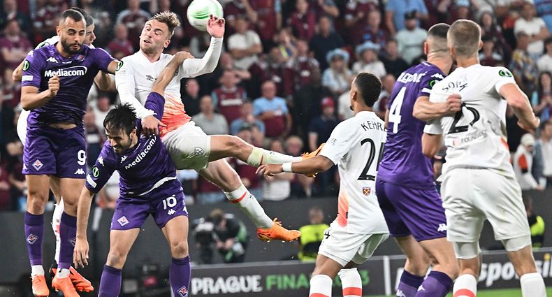 West Ham United's English striker Jarrod Bowen (3rd L) and Fiorentina's Italian defender Luca Ranieri (2nd L) vie for the ball during the UEFA Europa Conference League final football match between ACF Fiorentina and West Ham United FC in Prague, Czech Republic on June 7, 2023. (Photo by Joe Klamar / AFP)