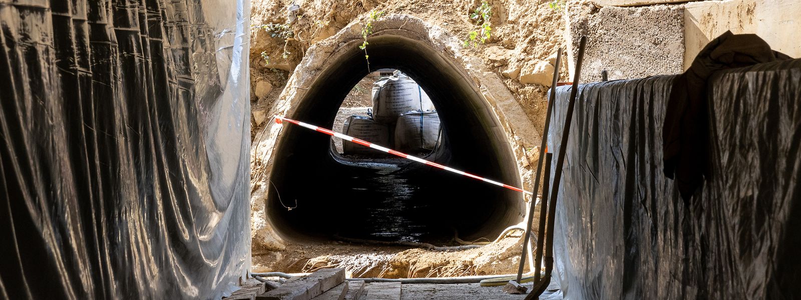 Im Hintergrund ist die ehemalige Röhre der Mess zu erkennen, im Vordergrund steht die Brücke mit dem neuen Wasserlauf.