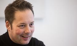 Tom Hillenbrand stellt seine neuste Zukunftsvision und weitere seiner Bücher bei Online-Lesungen vor.